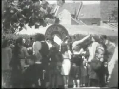 Kontich: Vlaamse kermis op de koer van de meisjesschool ca 1950