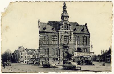Mortsel: Gemeentehuis en Gemeenteplein in de jaren vijftig.