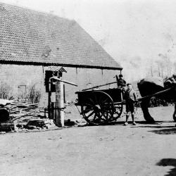 Aartselaar: J.F. Kennedylaan: Mastboomhoeve en Beerkar met paard.